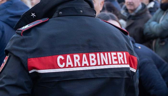 Minaccia le sorelle con lettere intimidatorie e appostamenti sotto casa chiedendo di vedere la nipote minorenne: in carcere un 53enne