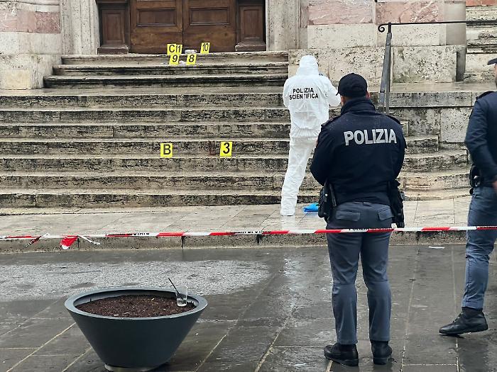 Accoltellato all'alba in centro: grave un 33enne tunisino 