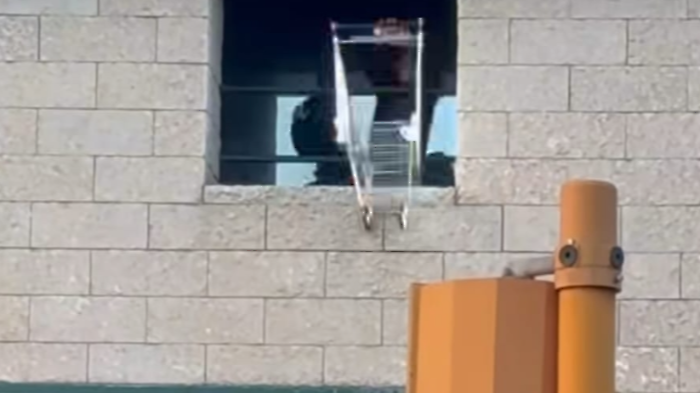 Lanciano carrello della spesa dalla terrazza:  tragedia sfiorata 