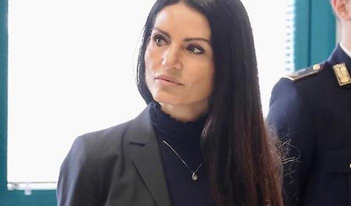 Rapina e aggressione con spray al peperoncino e coltellate: arrestati due tunisini, ma uno sparisce. E' caccia all'uomo