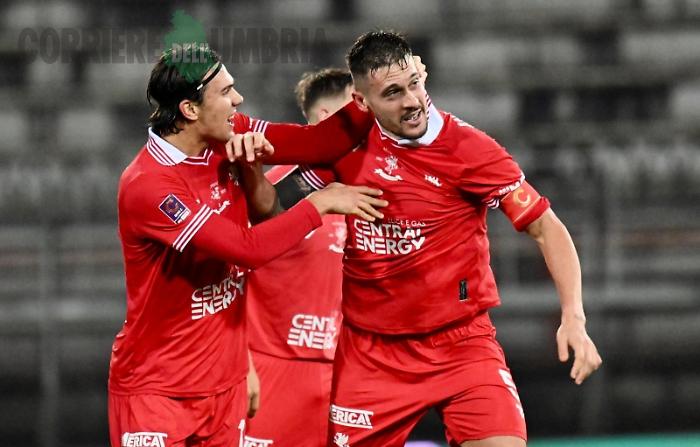 Il Grifo ribalta la Vis Pesaro: Bacchin e Angella di testa fanno esultare il Curi (2-1)