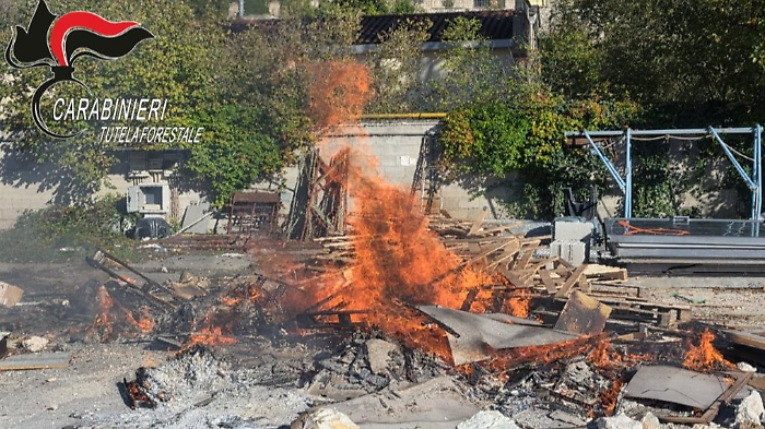 Dà fuoco ai rifiuti della propria ditta e viene scoperto dai carabinieri forestali: denunciato e multato titolare di un'impresa edile 