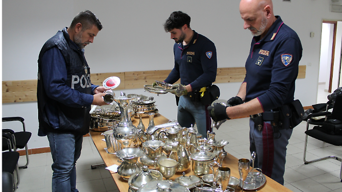 Viaggiavano in autostrada con 50 chili di argenteria rubata: denunciati due uomini 