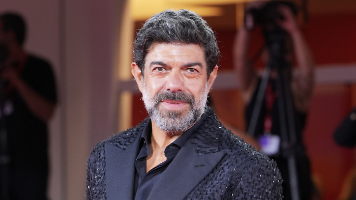 Pierfrancesco Favino: "La mia cicatrice mi ricorda la morte di Vittorio Gassman. Ero il ragazzo con cui non uscire. Sinner? Mi fido delle sue scelte"