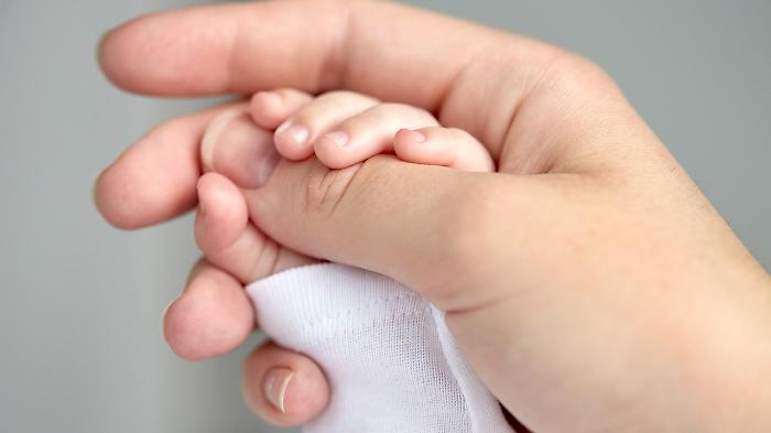 Bonus da 1200 euro per ogni bambino che nasce in Umbria. Come fare domanda e chi potrà accedere al contributo