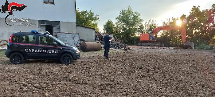 Abbandona 1.200 metri cubi di rifiuti in un'area a Sabbione. Denunciato il titolare della ditta