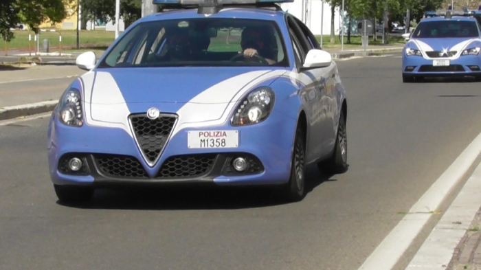 Spacca il vetro della porta del negozio di elettronica e ruba i soldi della cassa: arrestato con 8 ovuli di cocaina in bocca