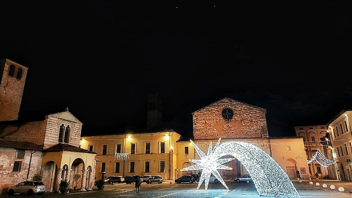 Foligno si accende per il Natale: luminarie, mercatini e il ritorno della casa di Babbo Natale