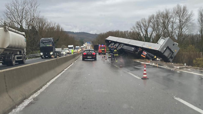 Camion esce fuori strada a Umbertide: disagi al traffico lungo la ss3bis