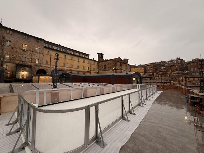 Il Natale perugino si avvicina: sale l'attesa per la pista di pattinaggio in cima al mercato coperto