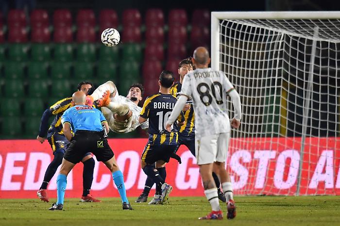 Leonardi, altra rovesciata e doppietta. E la Ternana elimina il Giugliano (3-1)