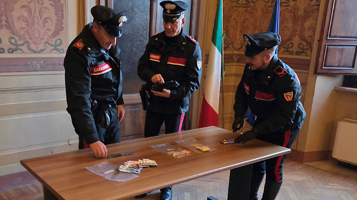 Sorpreso davanti un locale notturno con Mdma, Ketamina e un coltello a serramanico: arrestato 25enne