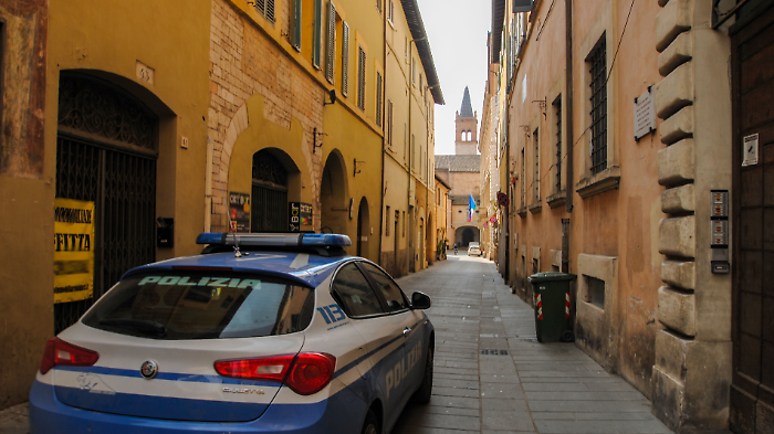 Ubriaco invade più volte la corsia opposta per poi abbandonare l'auto in via dei Mille: denunciato 48enne 