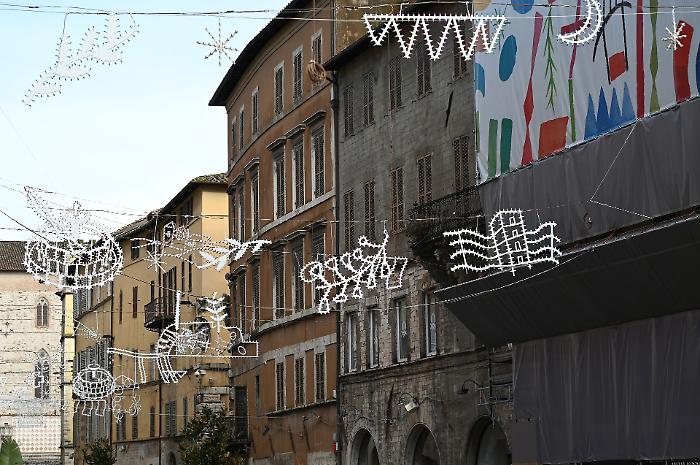 Luci d'artista di Mimmo Paladino pronte a illuminare il centro di Perugia