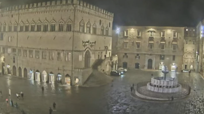 Donna aggredita in corso Vannucci mentre era al lavoro: si è chiusa a chiave nel negozio 