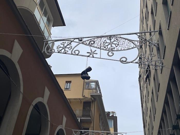 Scarpe sulle luminarie