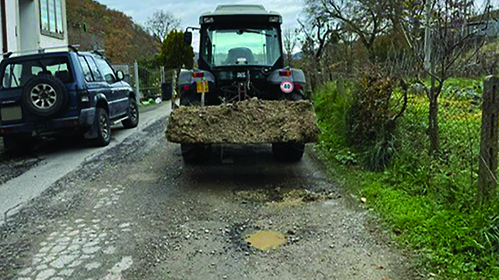 Il trattore usato per tappare le buche