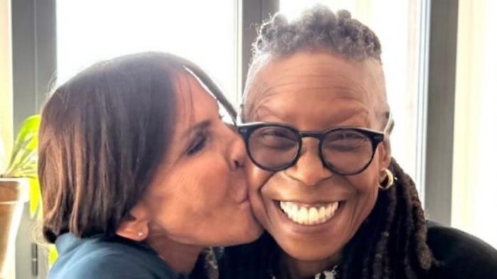 Whoopi Goldberg entusiasta di Un posto al sole: "Un'esperienza indimenticabile". Che ruolo avrà nella soap opera