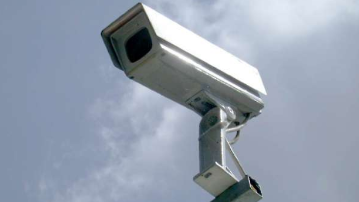 Spaccano la vetrata di un bar e rubano sigarette, registratore di cassa e biglietti del Gratta e Vinci: analisi sui filmati di videosorveglianza