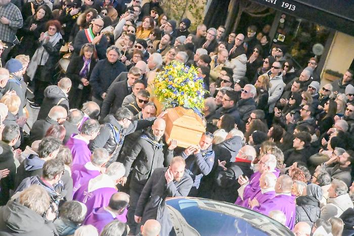 L'ultimo saluto di Foligno a Fabio Luccioli: cattedrale gremita ai funerali del giornalista. Sigismondi: "Nel buio non ha perso la speranza"
