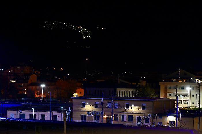 Natale a Terni, accesa la Stella di Miranda. Francescangeli: "Luci simbolo potente e universale di speranza, rinascita e saggezza"