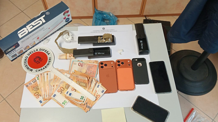 Sorpresi in casa con 17 grammi di cocaina e contanti: arrestati due fratelli albanesi 