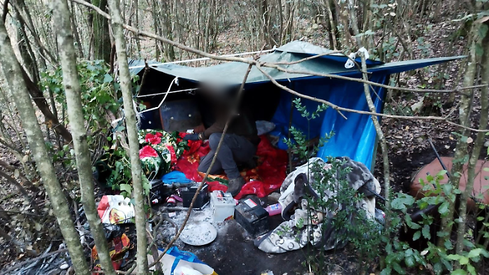 Gestiva base di spaccio in una tenda nel bosco: sequestrati cocaina, hashish e contanti. Arrestato 32enne 
