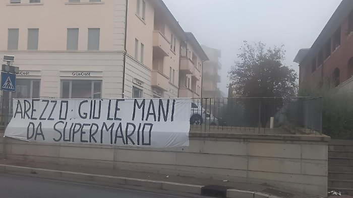 Striscione per Agnelli