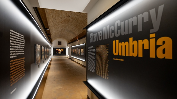 Steve McCurry torna a fotografare l'Umbria, inaugurata la mostra a Montefalco: "C'era ancora molto da dire su questa regione". Le immagini 