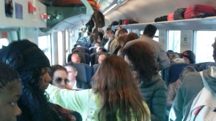 Treni, il caso dei pendolari torna in Parlamento:  intervengono 5 stelle e Partito democratico