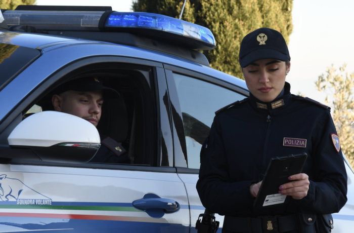 Controlli straordinari della Polizia: identificate oltre 150 persone e verificati più di 70 veicoli nei comuni di Città di Castello e Umbertide