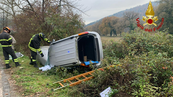 Esce fuori strada e si ribalta con l'auto: conducente estratto dai vigili del fuoco 