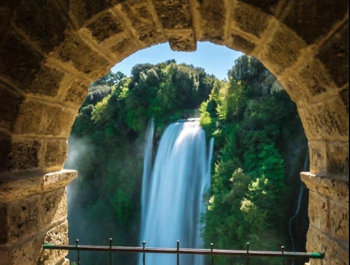 Terni, la magia del Natale alla cascata delle Marmore con una guida speciale: chi è lo Gnefro 