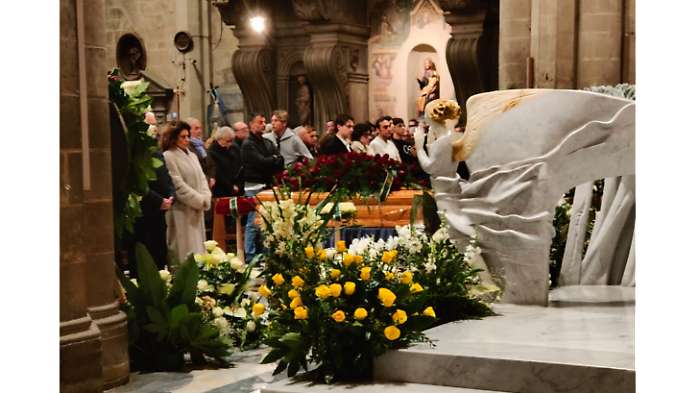 Folla al funerale dell'orafo Mario Paglicci morto con l'elicottero. L'ultimo colloquio con don Alvaro. La promessa della figlia