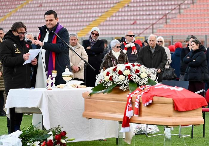 Tanti ex del Perugia per l'addio al mitico Renzo Luchini: commozione al Curi