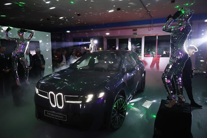 A Perugia la nuova BMW iX3: oltre 800 km di autonomia, ricarica lampo e un debutto tra arte e territorio