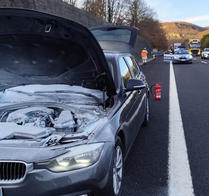 Terni, fiamme dal vano motore di un'auto in A1: la polizia stradale con l'estintore mette in salvo famiglia in viaggio tra Fabro e Orvieto