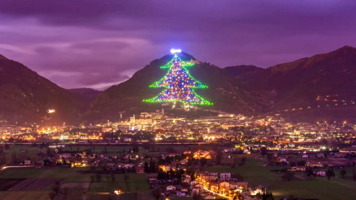 L'Albero di Natale più grande del mondo, i 7 posti migliori da cui ammirarlo