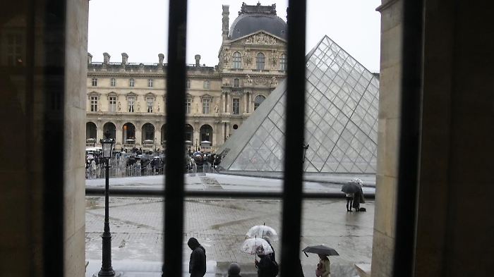 Non c'è pace per il Louvre: una perdita d'acqua danneggia centinaia di libri e documenti