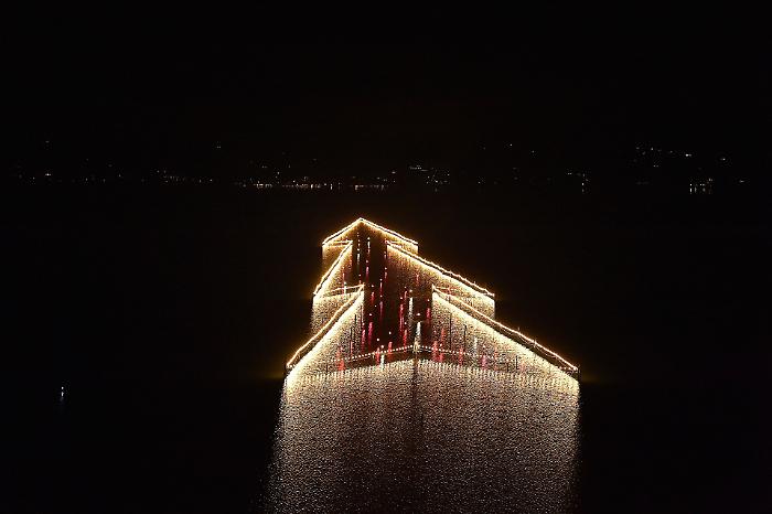 Il Natale delle meraviglie si accende sul Trasimeno: tantissimi visitatori per ammirare il grande albero sul lago