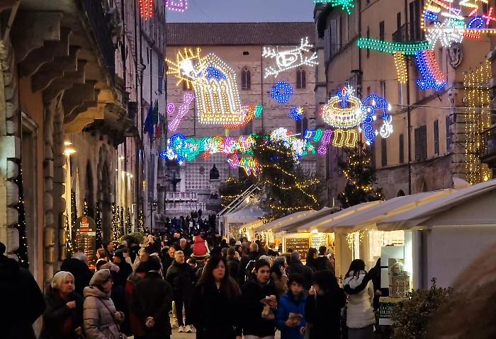 È partita la corsa allo shopping: gli umbri spenderanno 400 milioni per il Natale