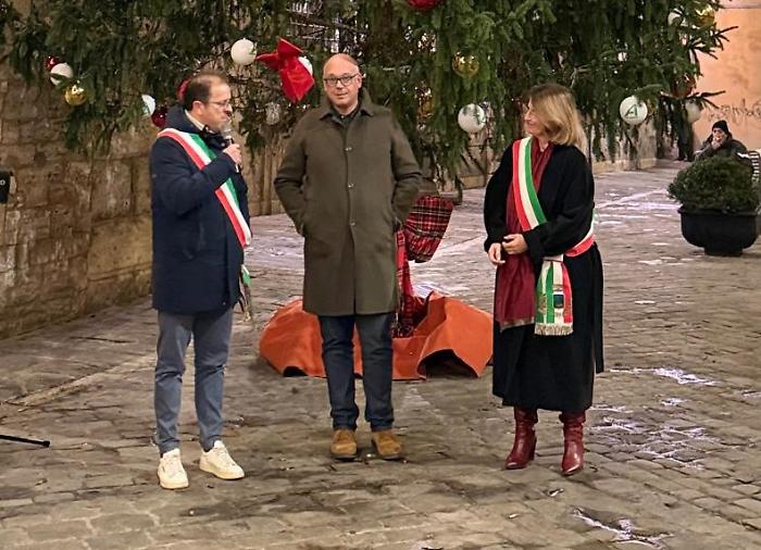 Da Ussita l'Albero di Natale che accende "Narnia Natalis" a Narni. L'inaugurazione in piazza dei Priori