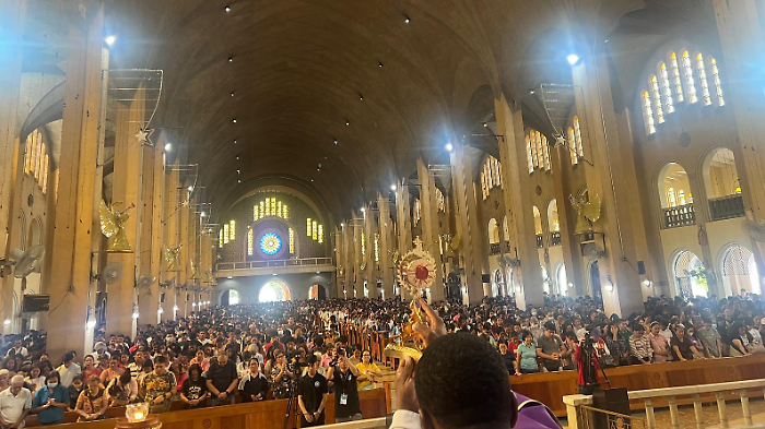 San Carlo Acutis, migliaia di fedeli nelle Filippine per venerare la reliquia 