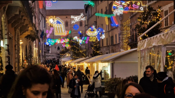 Ponte dell'Immacolata, un centro da sold out. Soddisfatti negozianti, clienti e ambulanti