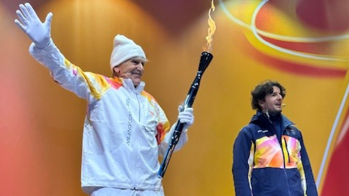 La fiamma olimpica sbarca a Perugia tra le mani di Boranga: la città in festa