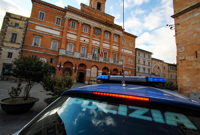 Blitz antidroga della polizia: arrestato 20enne trovato con oltre 40 dosi di cocaina