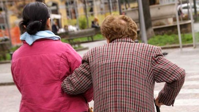 Colf e badanti più care: per le famiglie aumenti fino a 83 euro al mese