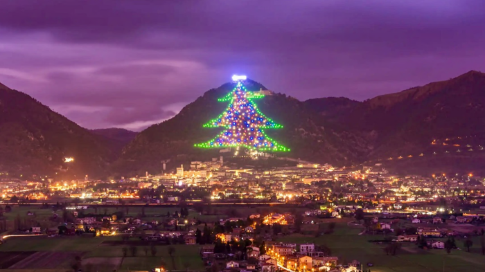 La critica del Pd dopo l’accensione dell’albero di Natale: "Troppe attività in piazza 40 Martiri. Così è compromessa la sicurezza”