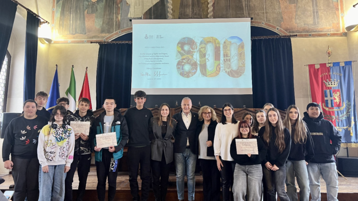 La  IV/A del liceo Scientifico firma i biglietti di auguri per i leader del mondo 