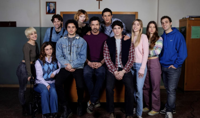 Un Professore torna stasera in tv su Rai 1 tra critiche e complimenti: ecco la polemica sui social